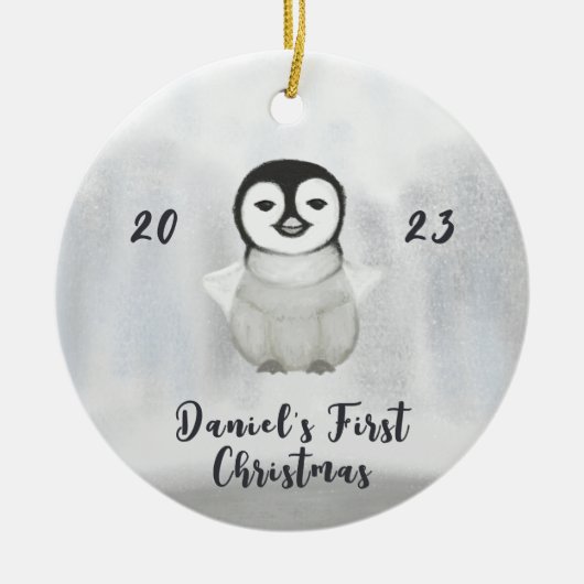Kleine Pinguïn Eerste Kerstmis Keramisch Ornament (Voorkant)