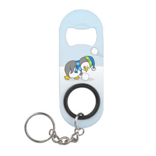 Kleine pinguïn krijgt een sneeuwbal sleutelhanger mini flessenopener