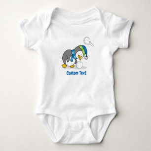 Kleine Pinguïn Krijgt Een Sneeuwbal T-shirt