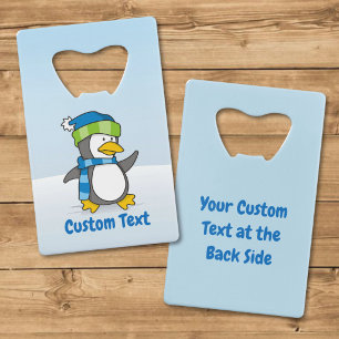 Kleine pinguïn loopt op sneeuw creditcardfles kredietkaart flessenopener