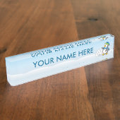 Kleine pinguïn met sneeuwballen naambordje (Zijkant)