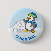 Kleine pinguïn met sneeuwballen ronde button 5,7 cm (Voorkant)