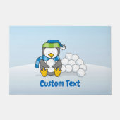 Kleine Pinguïn Zittend met Sneeuwballen Deurmat (Voorkant)