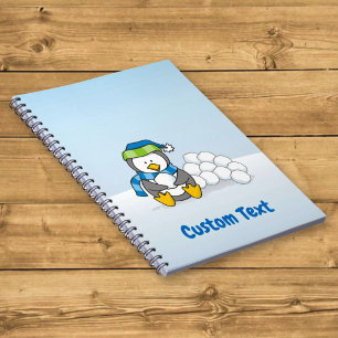 Kleine pinguïn zittend met sneeuwballen notitieboek