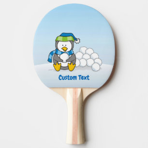 Kleine pinguïn zittend met sneeuwballen ping pong  tafeltennisbatje