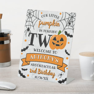 Kleine pompoen die twee Halloween 2e verjaardag dr Reclamebord Met Voetstuk