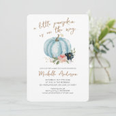 Kleine Pompoen Is Op Weg Baby Shower Kaart (Staand voorkant)