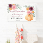 Kleine pompoen wordt één jaar verjaardagsgroet spandoek (Insitu)