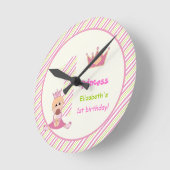 Kleine prinses en kroonmeisjes 1e verjaardag roze ronde klok (Hoek)