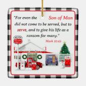 Kleine rode vrachtwagen met servicestation keramisch ornament (Achterkant)