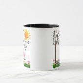 Kleine roze boomkorren die op een boomtak kruipen mok (Midden)