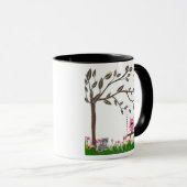 Kleine roze boomkorren die op een boomtak kruipen mok (Voorkant rechts)