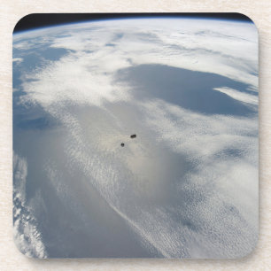 Kleine satellieten draaien boven een deel van de a bier onderzetter