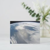 Kleine satellieten draaien boven een deel van de a briefkaart (Staand voorkant)