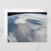 Kleine satellieten draaien boven een deel van de a briefkaart (Voorkant / Achterkant)