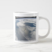 Kleine satellieten draaien boven een deel van de a extra grote beker (Rechts)