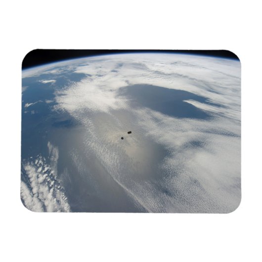 Kleine satellieten draaien boven een deel van de a magneet (Horizontaal)
