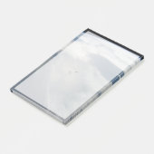 Kleine satellieten draaien boven een deel van de a post-it® notes (Schuin)