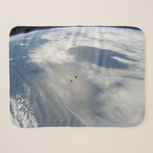 Kleine satellieten draaien boven een deel van de a sherpa deken (Voorkant (horizontaal))