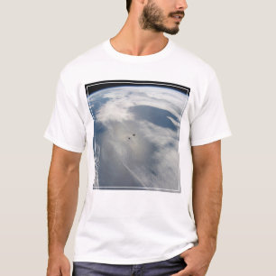 Kleine satellieten draaien boven een deel van de a t-shirt