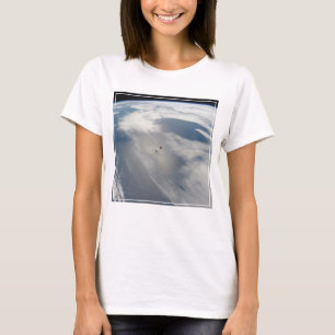 Kleine satellieten draaien boven een deel van de a t-shirt