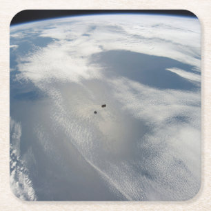 Kleine satellieten draaien boven een deel van de a vierkante kartonnen onderzetter