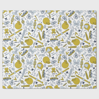 Kleine schooldingen verspreid over cadeaupapier