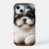 Kleine Shih Tzu Puppymand Bloemen iPhone 15 Hoesje (Achterkant)