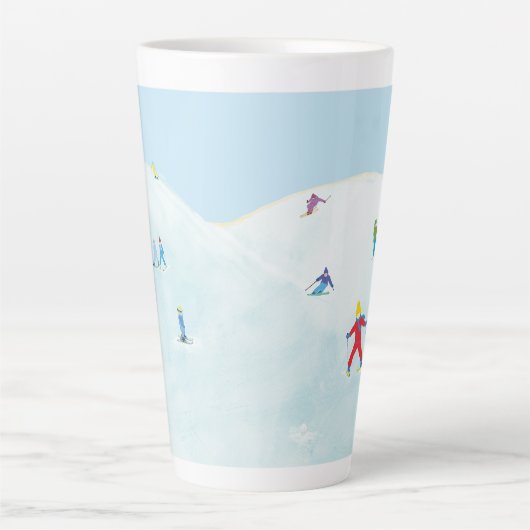 Kleine skiërs op Snowy Hill Latte Mok (Voorkant)