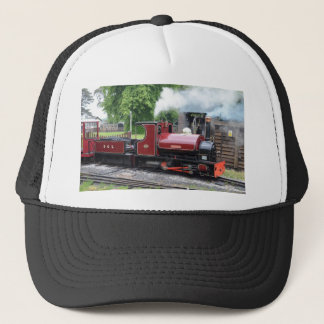 Kleine smalspoorlocomotief trucker pet