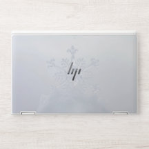 Kleine sneeuwvlok in het winterbos