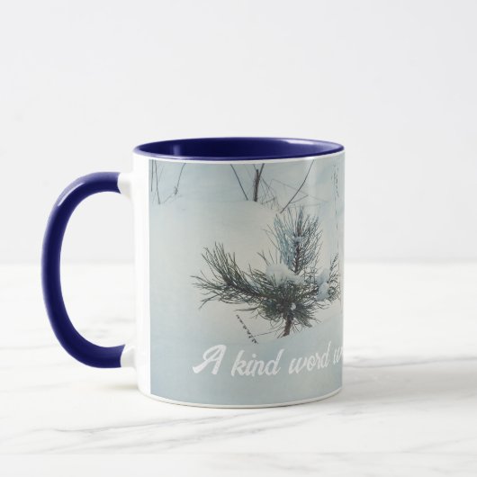 Kleine sparren bedekt met verse sneeuw. mok (Links)