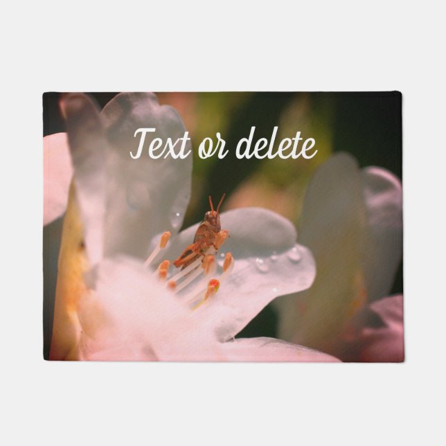 Kleine sprinkhaan op Azalea Flower op maat Deurmat (Voorkant)