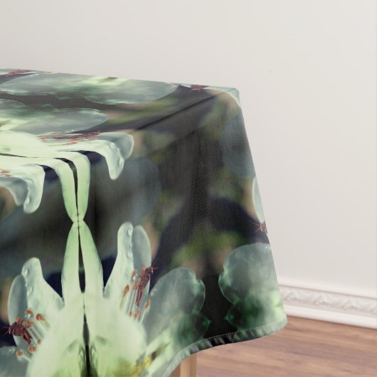 Kleine sprinkhaan op White Azalea Flower Abstract Tafelkleed (Voorbeeld)