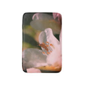 Kleine sprinkhaan op witte zalea badmat (Voorkant Verticaal)