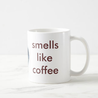 kleine sqirrel, ruikt naar koffie koffiemok