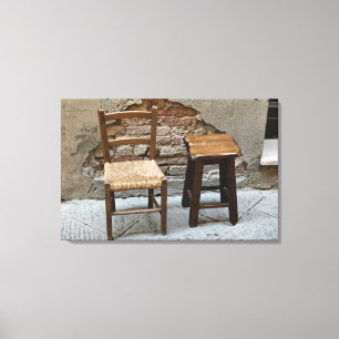 Kleine stoel en kruk, Pienza, Italië Canvas Afdruk