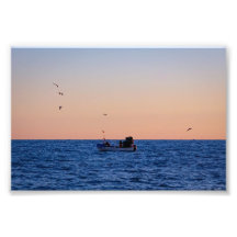 Kleine vissersboot bij zonsondergang in Portugal