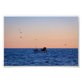 Kleine vissersboot bij zonsondergang in Portugal Foto Afdruk