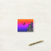 Kleine vogel in de Big City Post-it® Notes (Op bureau)