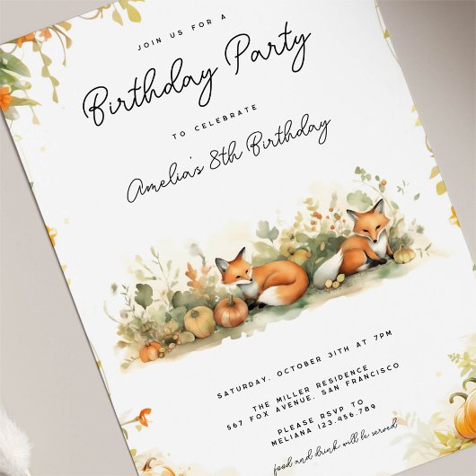 Kleine vos in een pompoen patch verjaardag uitnodi kaart