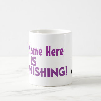 Kleine vrouwen hebben hun persoonlijke tanden gepe koffiemok