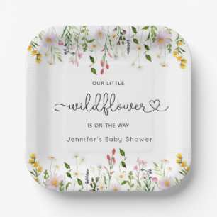Kleine wilde bloemen zijn onderweg naar het baby s papieren bordje