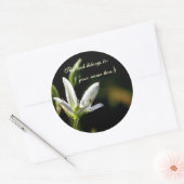 Kleine witte bloem ronde sticker (Envelop)