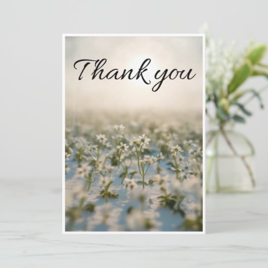 Kleine witte bloem verspreid over bedankkaart (Staand voorkant)