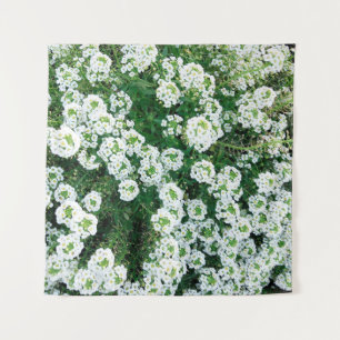 Kleine witte bloemen overdag in het gras wandkleed