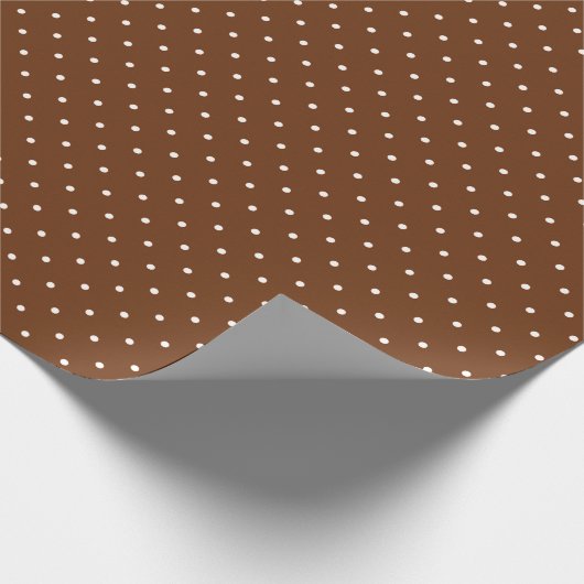 Kleine witte pokadots op chocolade bruin cadeaupapier (Hoek)