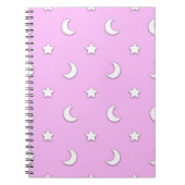 Kleine witte sterren en moons op roze notitieboek (Voorkant)