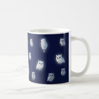 Kleine witte uilen op een donkerblauwe achtergrond koffiemok
