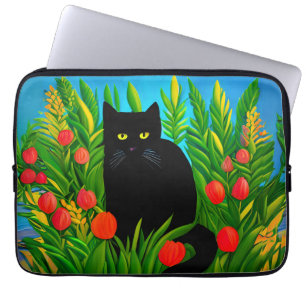 Kleine zwarte kat in een tulpentuin laptop sleeve